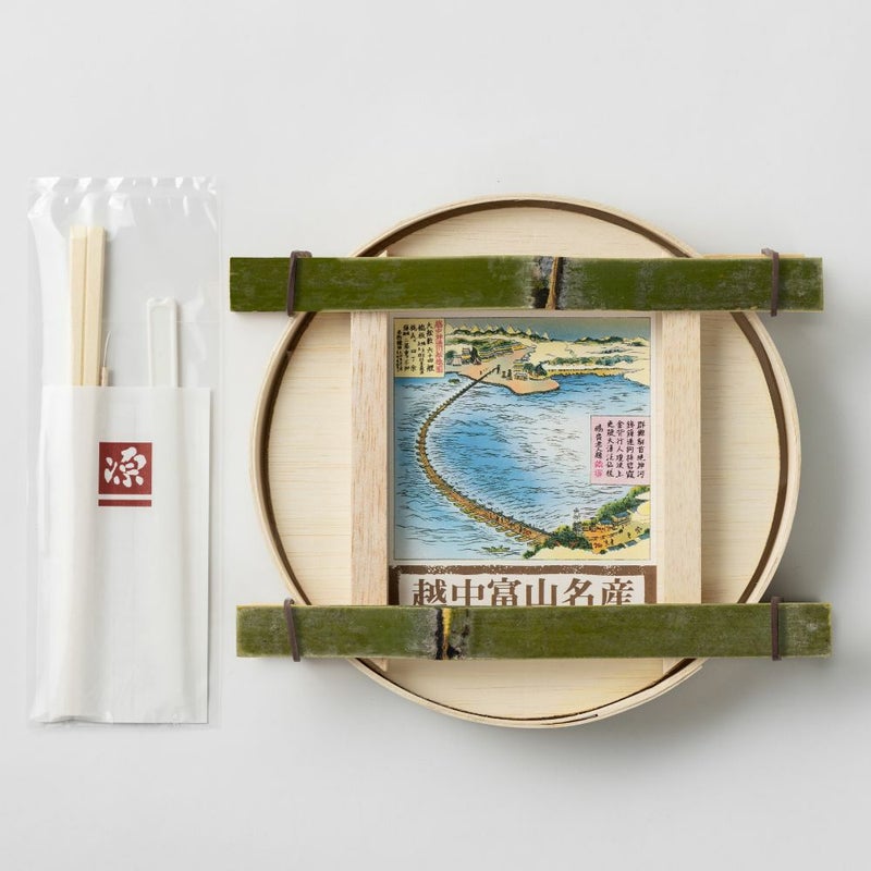 鱒寿司の内容物画像。曲げ物と箸、ナイフなどが載っています。