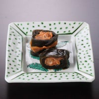 ますの身と骨が昆布で包まれ、柔らかく煮込んだます昆布巻の断面がキレイに見える、お皿に盛りつけされた画像です。