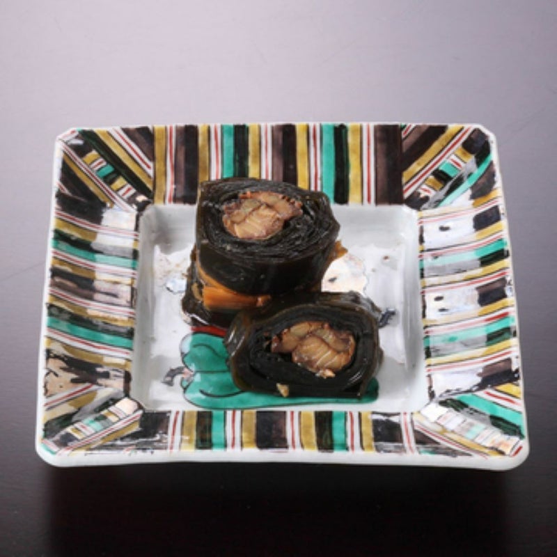 にしんの身と骨が昆布で包まれ、柔らかく煮込んだにしん昆布巻の断面がキレイに見える、お皿に盛りつけされた画像です。