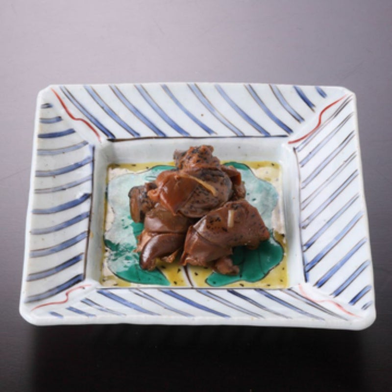 ばい貝を柔らかく煮込み、しっかりと味を付けた「ばい貝のうま煮」をお皿に盛りつけた画像です。