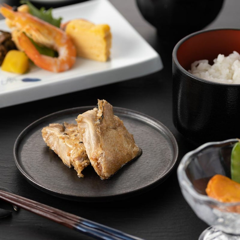 うま煮とご飯やおかずが並んだ食卓イメージの画像です。