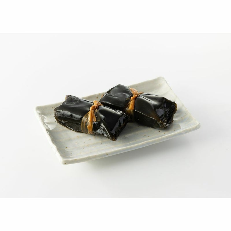 ぶり昆布巻の全量がお皿に乗った画像です。