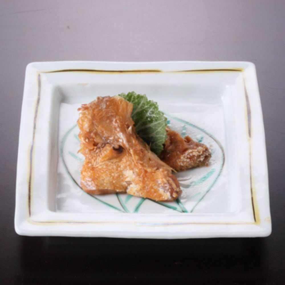 魚の部位の中でも味が濃く美味とされるますのかまを柔らかく煮込み味を付けた「ますかまうま煮」の皿盛イメージ画像です。