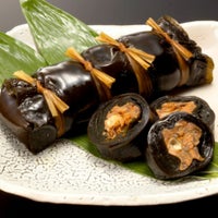 ますの身と骨が昆布で包まれ、柔らかく煮込んだジャンボます昆布巻がお皿に盛りつけされた画像です。