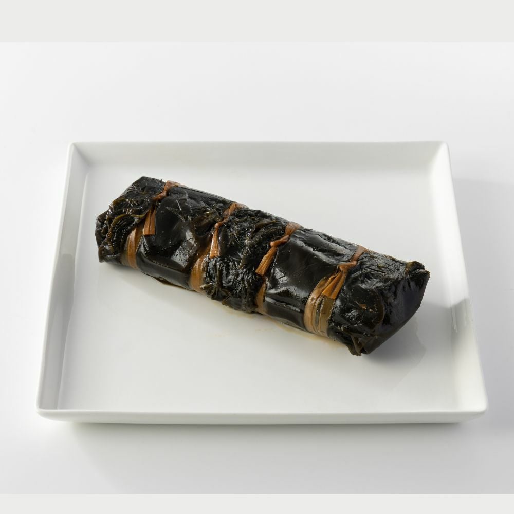 お皿の上にカットされていないジャンボます昆布巻全量が載っている画像です。