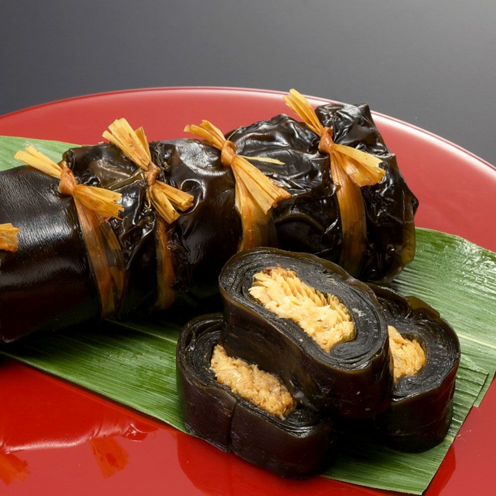 ぶりの身と骨が昆布で包まれ、柔らかく煮込んだジャンボぶり昆布巻がお皿に盛りつけされた画像です。