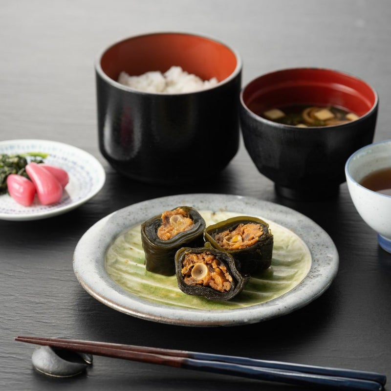 海鮮逸品（ます・ぶり各１本）がお皿に盛りつけられた食卓のイメージ画像です。