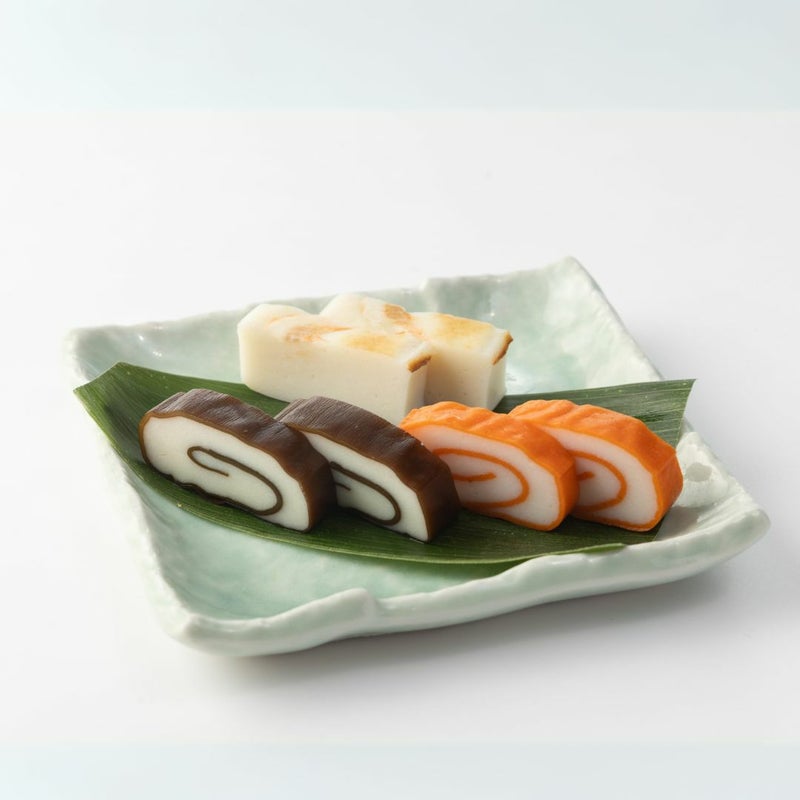 ハーフかまぼこ６個セットの皿盛り画像です。