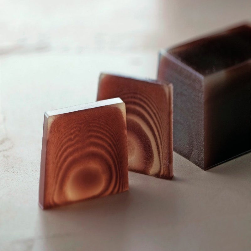 杢目羊羹 大型(350g)の皿盛り画像です。