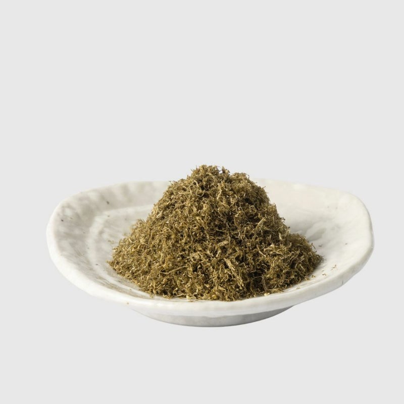 黒とろろ昆布の皿盛り画像です。