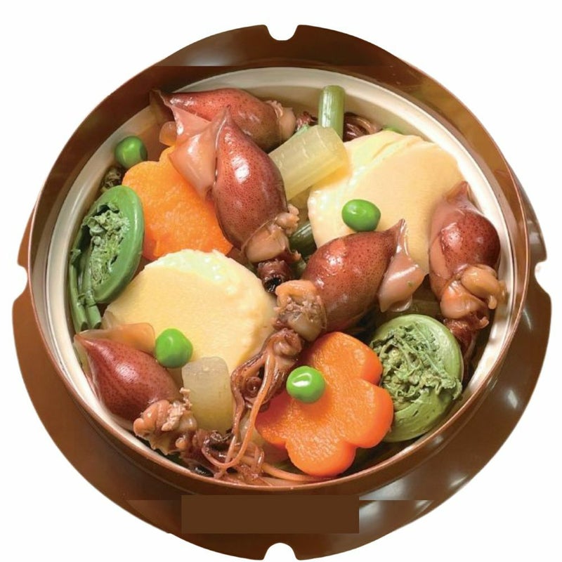 螢いかの釜飯の商品画像。具材であるほたるいか・こごみ・人参などが彩り豊かに敷き詰められています。