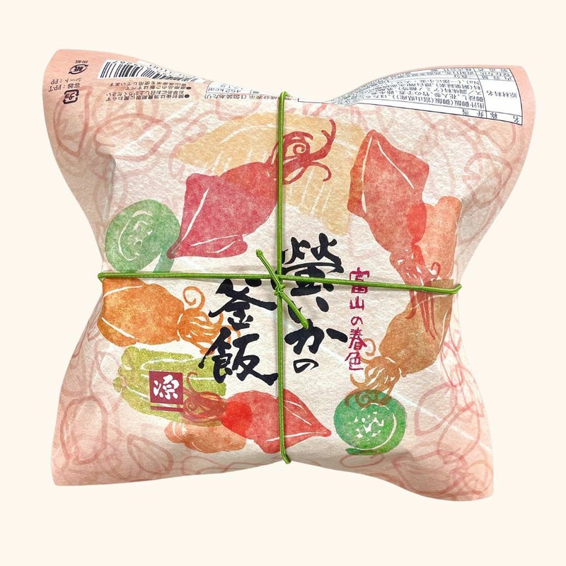 螢いかの釜飯のパッケージ画像。春らしい掛け紙が緑の紐で縛られています。