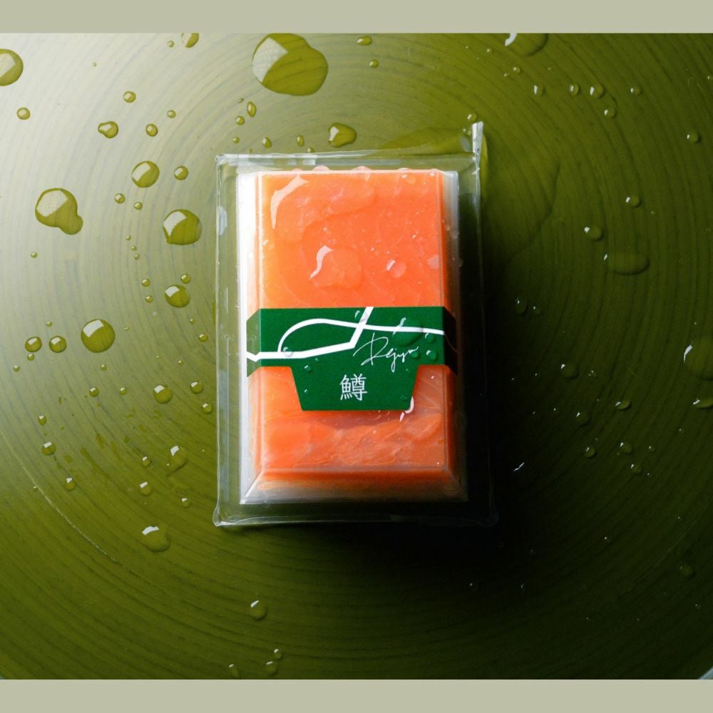 透明容器に帯が巻いてあるRejyu（レジュウ）の鱒の水感のある画像です。