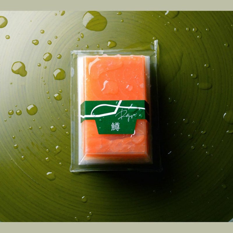 透明容器に帯が巻いてあるRejyu（レジュウ）の鱒の水感のある画像です。