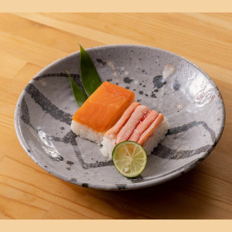 Rejyu（レジュウ）のますとかにがお皿に盛りつけられているイメージ写真です。食べたい分だけ解凍して食べることができます。