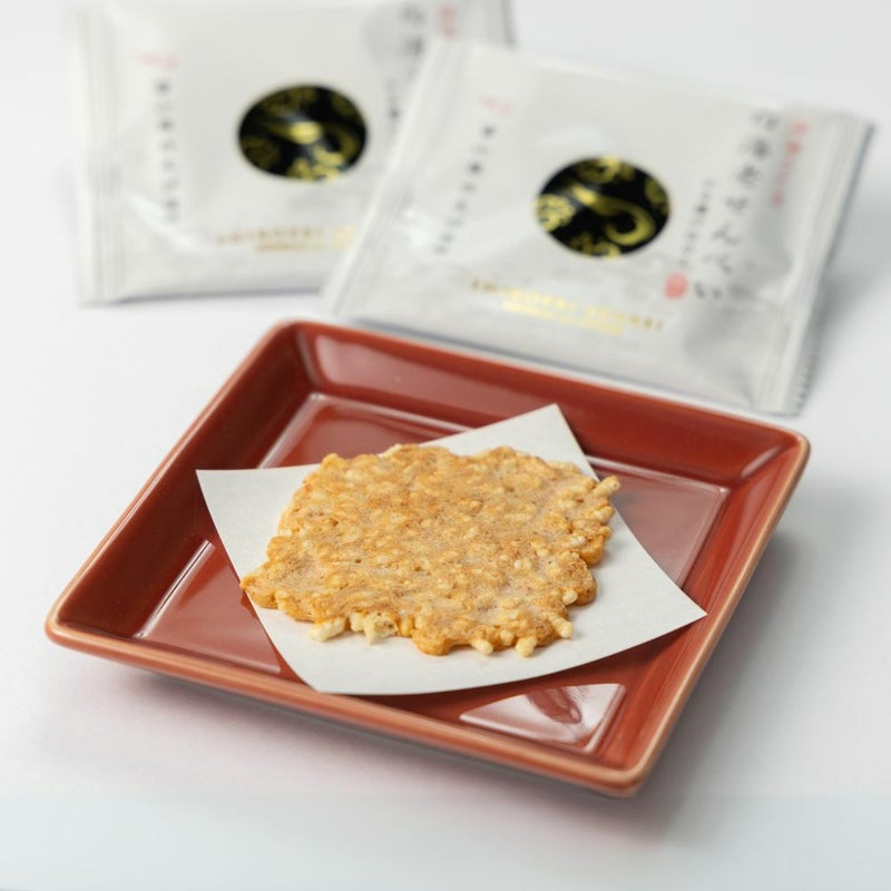 白えびせんべいかき揚げ仕立て　15枚入りの皿盛り画像です。