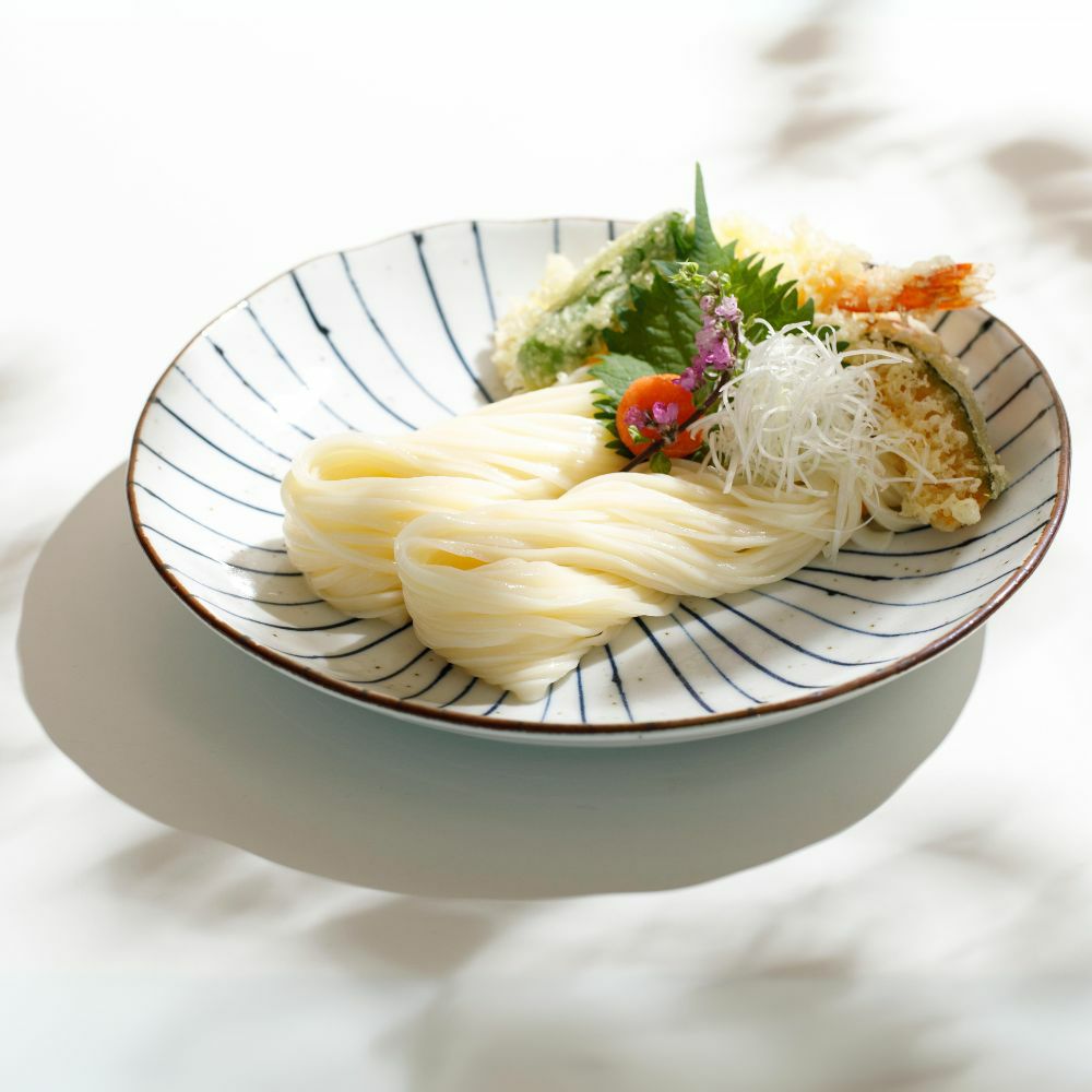 氷見うどん細麺の涼やかな皿盛りの画像です。