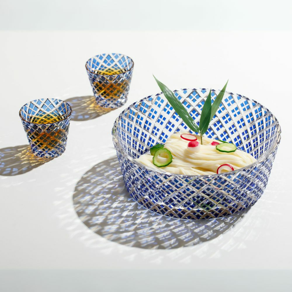 氷見うどん細麺がお皿にキレイに盛付けされた食卓イメージの画像です。