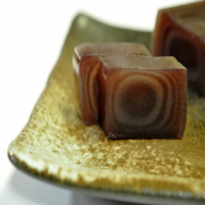 ミニ羊羹５本袋入り(80g×5本)の皿盛り画像です。